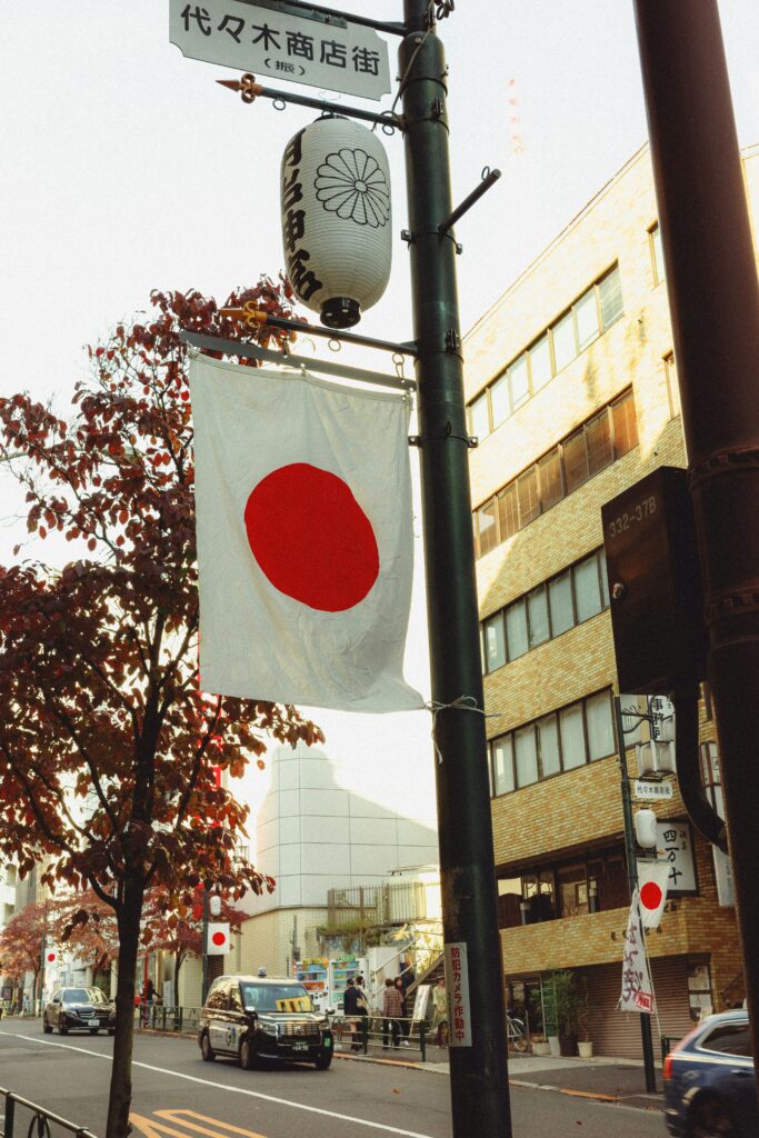 Japão Busca Remoção Total de Tarifas dos EUA Antes de Negociações Comerciais O Japão, um aliado estratégico dos Estados Unidos, está determinado a buscar a remoção completa das tarifas adicionais impostas pelo presidente americano Donald Trump, antes de iniciar negociações comerciais formais. A declaração foi feita pelo principal negociador japonês, Ryosei Akazawa, na véspera de sua visita de três dias a Washington. O país asiático, que mantém uma longa relação de parceria com os EUA, foi atingido por tarifas adicionais de 24% sobre suas exportações para o mercado americano. Embora essas tarifas, assim como outras tarifas "recíprocas" de Trump, tenham sido suspensas temporariamente por um período de 90 dias, o impacto negativo já se faz sentir na economia japonesa. Além das tarifas adicionais temporariamente suspensas, o Japão ainda enfrenta uma taxa universal de 10% sobre suas exportações para os EUA, além de uma tarifa de 25% sobre automóveis, um setor crucial para a economia japonesa. Os Estados Unidos são o maior destino das exportações japonesas, e as remessas de automóveis representam aproximadamente 28% do total de suas exportações para o país. "As tarifas já em vigor estão corroendo os lucros das empresas japonesas dia após dia", afirmou Akazawa em uma coletiva de imprensa. "Não será fácil, mas o governo trabalhará em conjunto para atingir nosso objetivo o mais rápido possível. Nosso objetivo é a remoção completa das tarifas adicionais dos EUA." Akazawa, que ocupa o cargo de ministro da economia do Japão, informou que sua visita aos EUA, de quarta a sexta-feira, terá como objetivo principal dialogar com o secretário do Tesouro americano, Scott Bessent, e com o representante comercial dos EUA, Jamieson Greer. O Japão pretende convencer os EUA de que é possível alcançar um acordo comercial mutuamente benéfico, sem a necessidade de recorrer a tarifas. Uma das estratégias propostas é expandir o investimento japonês nos Estados Unidos, gerando empregos e impulsionando a economia americana. Akazawa, no entanto, não forneceu um cronograma específico para a conclusão de um possível acordo. A forte dependência do Japão em relação ao mercado americano coloca o país em uma posição delicada nas negociações comerciais. As discussões devem abranger uma ampla gama de questões, incluindo tarifas, barreiras não tarifárias e o complexo tema das taxas de câmbio. A maioria dos economistas prevê que as tarifas de Trump poderão reduzir o crescimento econômico do Japão em 0,6 ponto percentual no atual ano fiscal, que se encerra em março de 2026, de acordo com uma pesquisa divulgada pelo Japan Center for Economic Research na semana passada. Esse impacto negativo ressalta a urgência do Japão em buscar a remoção das tarifas e garantir um acordo comercial favorável com os Estados Unidos. Pontos-chave da situação: Japão busca remoção total de tarifas dos EUA: Objetivo antes de negociações comerciais. Tarifas de 24% impactam exportações japonesas: Apesar da suspensão temporária. Taxa de 25% sobre automóveis é preocupação: EUA são maior importador de carros japoneses. Japão propõe acordo "ganha-ganha": Expansão do investimento japonês nos EUA. Economistas preveem impacto negativo no crescimento: Redução de 0,6 ponto percentual. Negociações abrangem tarifas, barreiras não tarifárias e câmbio: Ampla gama de questões em discussão. Japão é aliado estratégico dos EUA: Relação de longa data em jogo.
