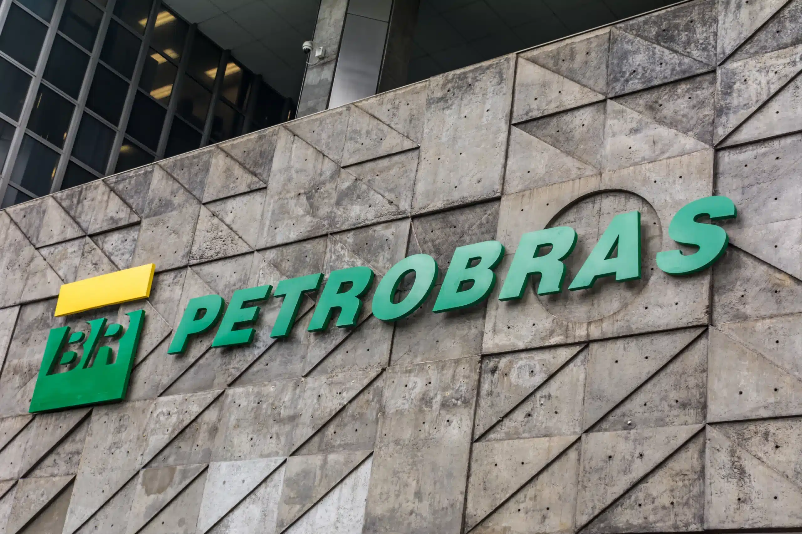 Explosão na Plataforma da Petrobras Deixa 11 Feridos na Bacia de Campos