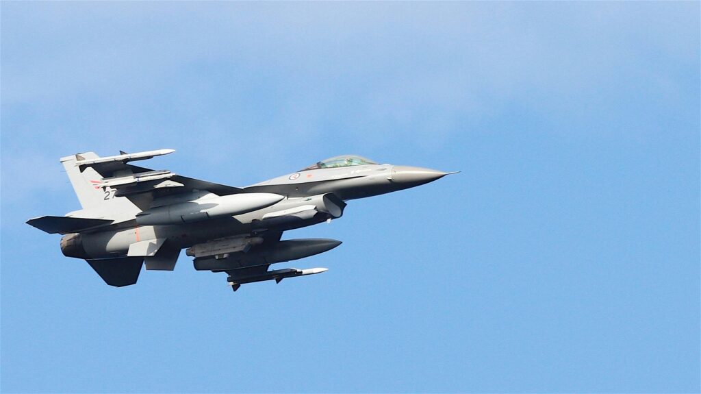 Guerra Tarifária no Ar: Jato da Boeing Devolve Rota da China em Meio a Impasse Comercial