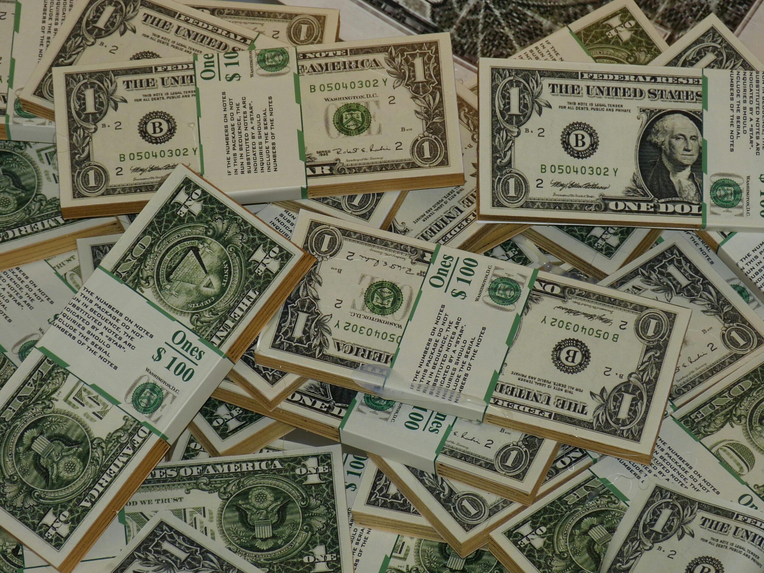Dólar recua para abaixo de R$ 5,70 após falas de Trump e foco no Fed