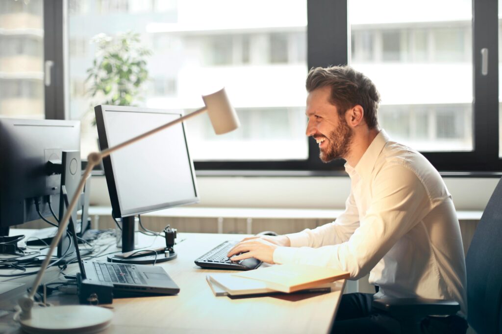 Ganhar Dinheiro Sem Sair de Casa: Como o Home Office Virou a Nova Mina de Renda Extra (e o que ninguém te conta sobre isso)