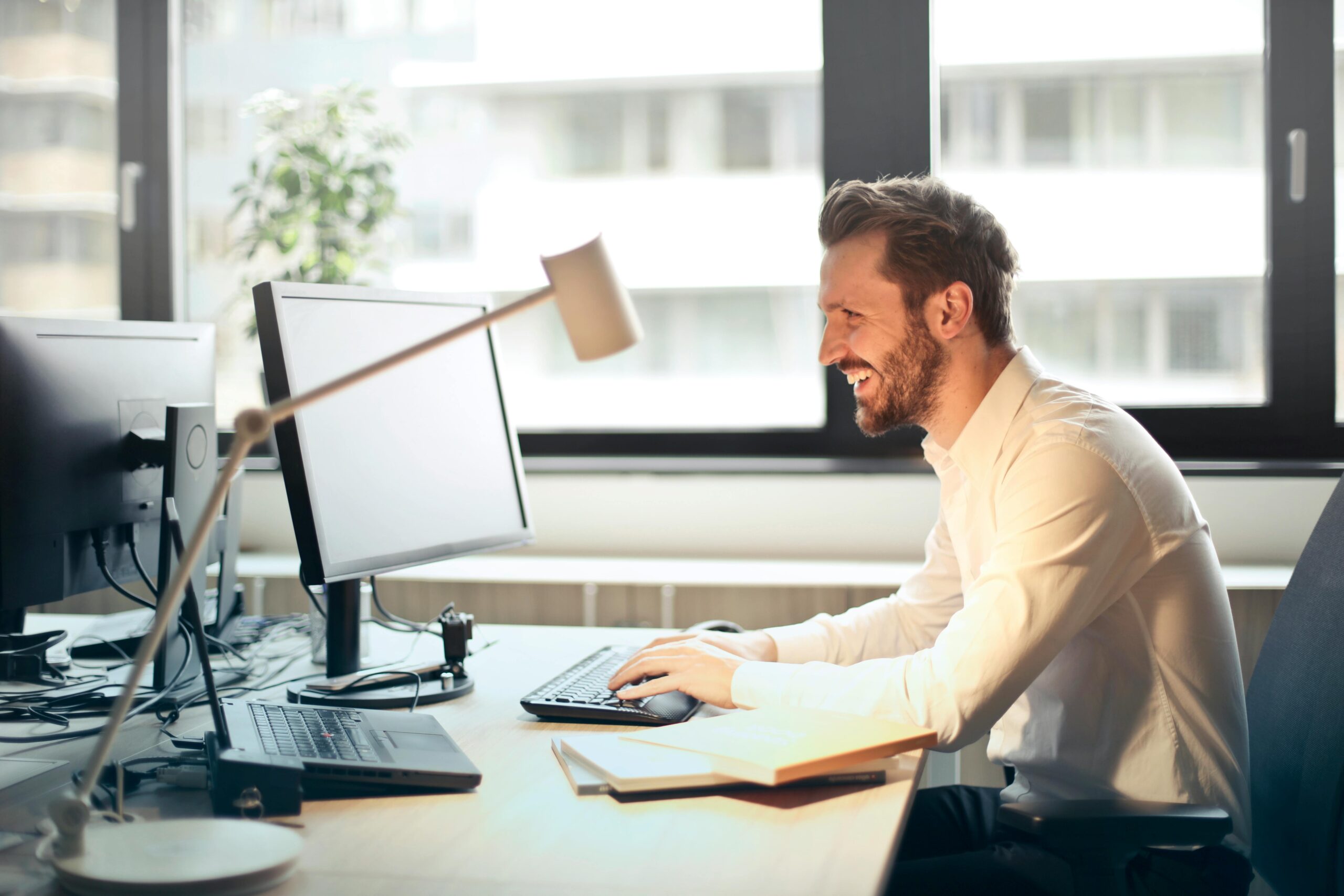 Ganhar Dinheiro Sem Sair de Casa: Como o Home Office Virou a Nova Mina de Renda Extra (e o que ninguém te conta sobre isso)