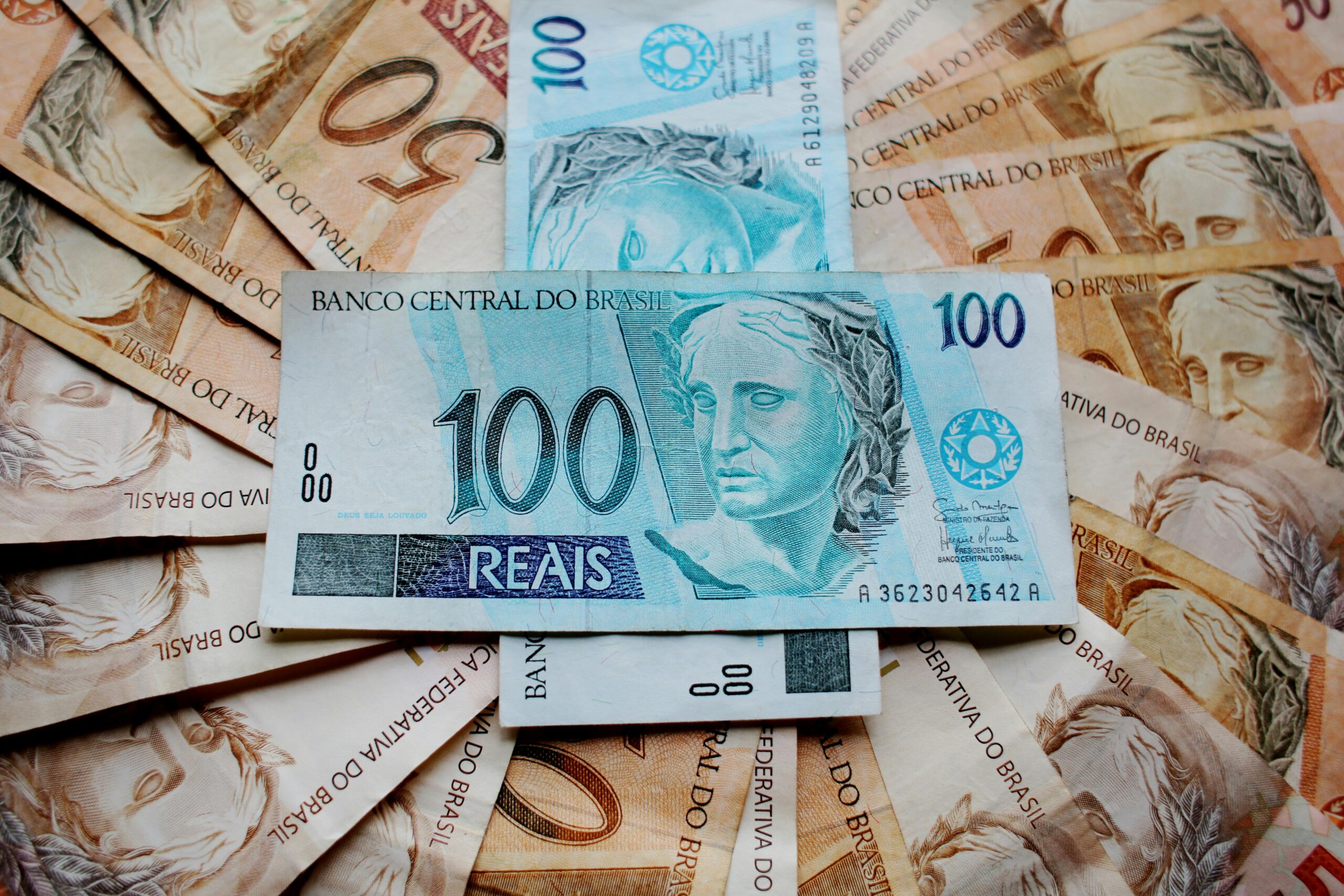 Onde Investir R$ 50 Mil em 2025: CDB ou LCI/LCA? Veja Qual Rende Mais com Simulações Atualizadas
