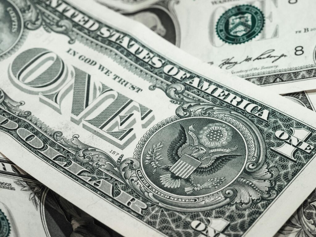 Dólar Cai Abaixo de R$ 5,60 com Pressão de Dados Fracos dos EUA e Olhar Atento do Mercado